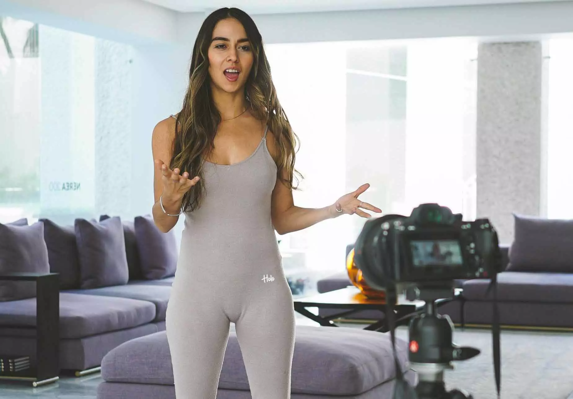 Creadora presentando moda durante una transmisión en vivo